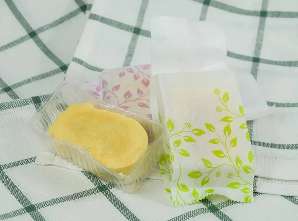 Deliciosa torta de abacaxi taiwanesa com embalagem de papel — Fotografia de Stock