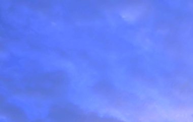 Küçük beyaz bulutlu mavi gökyüzü arkaplanı