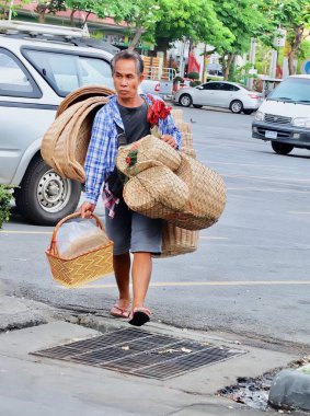 Satıcı yol üzerinde Bambu sepetler satış