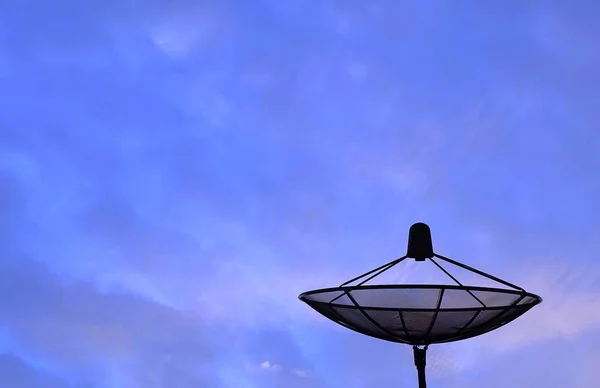 Антенный приемник спутниковой антенны на голубом небе — стоковое фото
