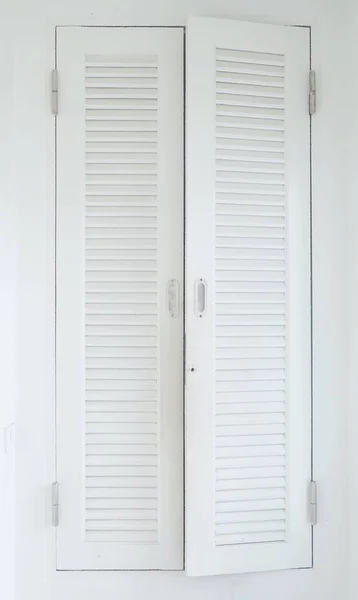 壁に白い長い木製の窓 — ストック写真