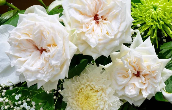 Belle rose blanche sur un bouquet de fleurs — Photo