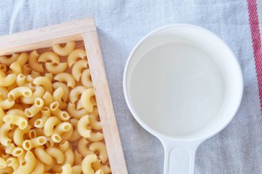 Bir Ölçüm Kupası ile Kurutulmuş Dirsek Makarna