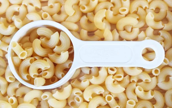 Macaroni au coude séché dans une tasse à mesurer — Photo