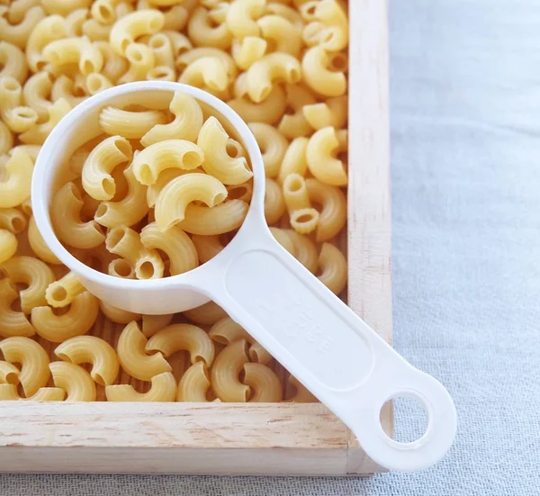 Macaroni au coude séché dans une tasse à mesurer — Photo