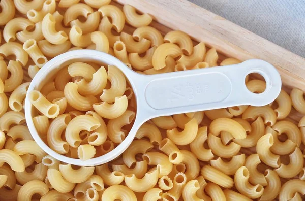 Macaroni au coude séché dans une tasse à mesurer — Photo