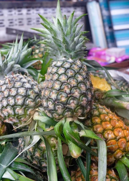 Montón de piñas frescas y dulces ecológicas —  Fotos de Stock