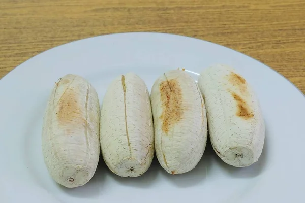 Fila de plátanos a la parrilla en un plato — Foto de Stock