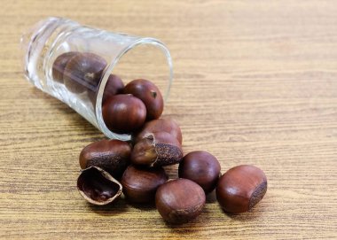 Küçük Bardakta Nefis Kavrulmuş Kestaneler