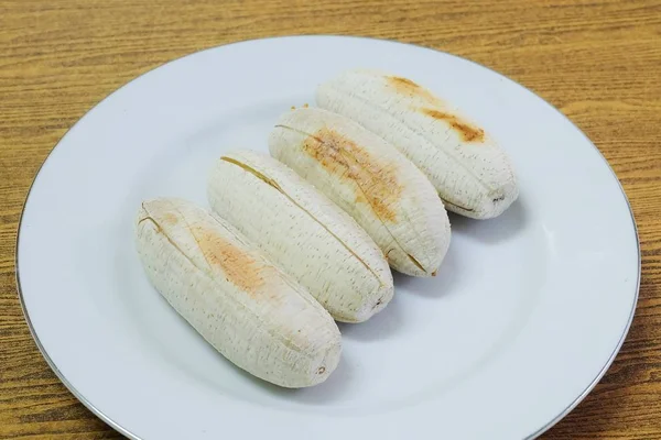 一道菜上的烤香蕉排成了一排排 — 图库照片