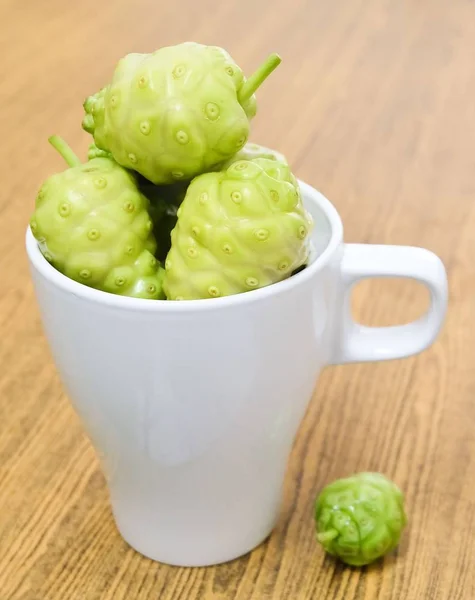 Frutas Noni Verde o Morinda Citrifolia en Copa Blanca — Foto de Stock