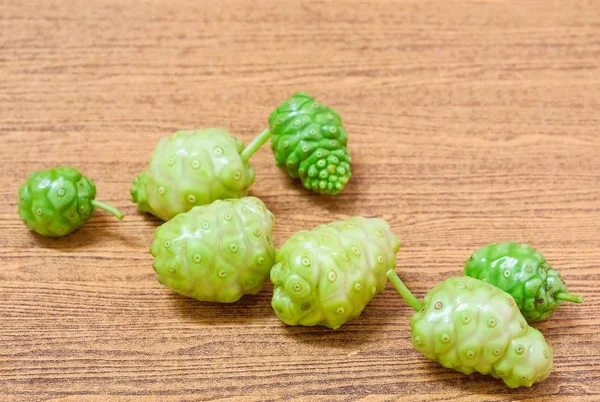 Frutas de Noni verde o Morinda Citrifolia en mesa de madera — Foto de Stock