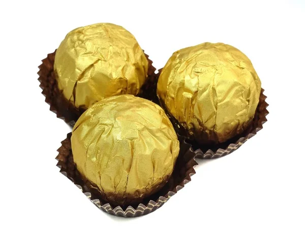 ゴールドパッケージのブラウンラウンドチョコレートキャンディー — ストック写真