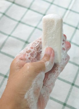 Kadın Eli Sabun Çubuğuyla Kapat