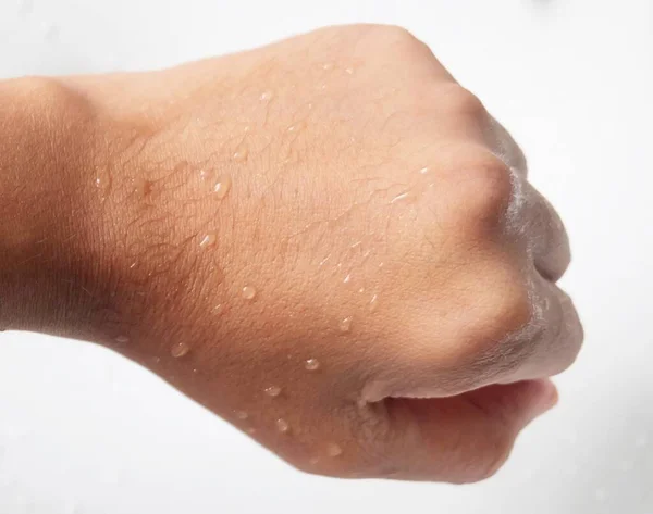 Υγρά χέρια σφιγμένες γροθιές με σταγόνες Dew — Φωτογραφία Αρχείου