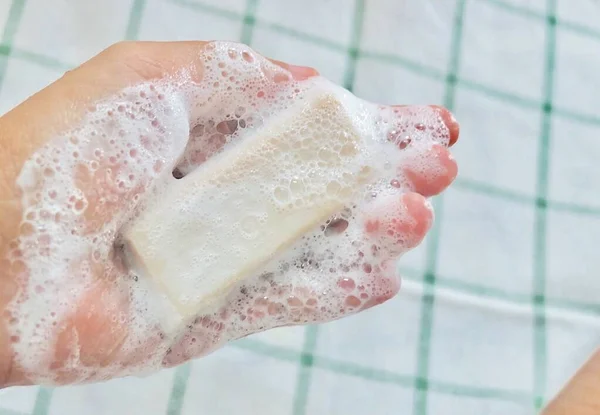 Закрыть женскую руку с мылом — стоковое фото
