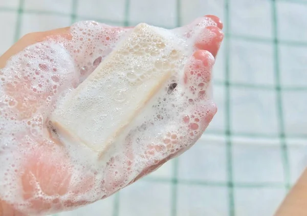 Primo piano mano donna con sapone bar — Foto Stock