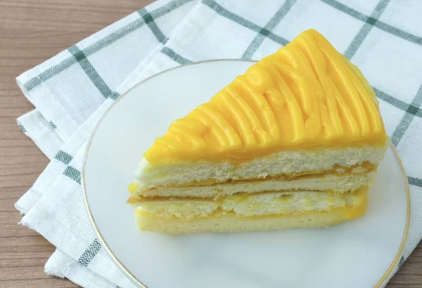 小吃和甜点 一片用黄油 烘焙粉和芒果酱汁配料制成的芒果蛋糕 — 图库照片