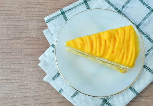 スナックとデザート バターで作られたマンゴーケーキの一部 小麦粉 ベーキングパウダーとマンゴーソースをトッピング味 — ストック写真
