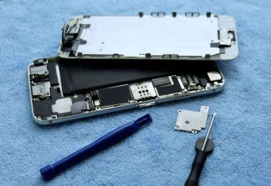 Teknisyenin Açılışını Kapat ve Akıllı Telefonu Masadaki Tornavidayla Tamir Et.
