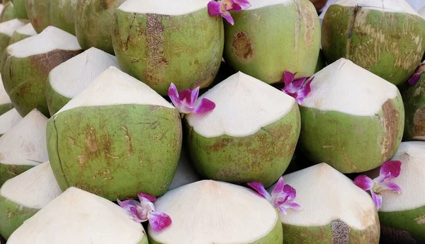 热带国家的新鲜水果 堆积如山的新鲜椰子及受欢迎的饮品 — 图库照片