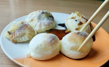 Çubuklar sıcak ızgara yakimochi kaldırır, çok sevilen bir Japon pirinç keki. Bu geleneksel Asya tatlısının içi kıtır kıtır ve çiğnenebilir ve tatlı ya da lezzetli servis edilebilir..