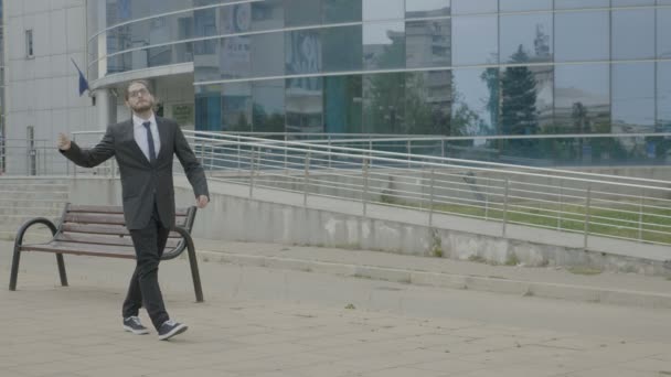 Mladá Moderní Podnikatel Obleku Kravatě Opouští Práci Vtipné Tančí Radostně — Stock video