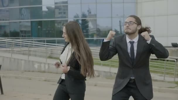 Atraktivní Podnikatelka Obchodní Muž Zaměstnanci Nosit Formální Oblečení Legrační Tance — Stock video