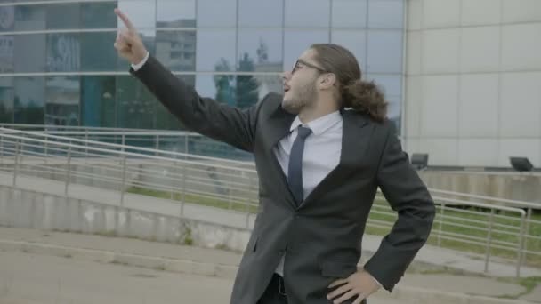 Feliz Joven Hombre Negocios Traje Corbata Con Gafas Divertidas Bailando — Vídeo de stock