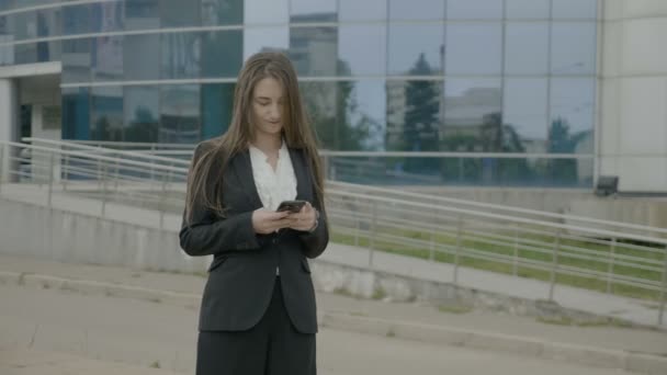 Giovane Donna Affari Con Capelli Lunghi Che Indossa Abiti Formali — Video Stock