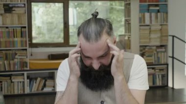 Onun tapınaklar migren nedeniyle masaj ofiste oturan bir yorgun stresli iş adamı, reaksiyon