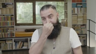 Esneme ve uyanık kalmaya çalışan masa başında oturan bir uykulu yorgun genç adam, reaksiyon