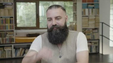 Sakallı parmak sakalını çalışan genç bir ortalaması hayal kırıklığı tepki