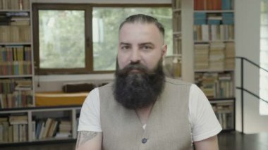 İnkar hiçbir şekilde kafana söyleyerek ve parmak hareketleri sallayarak bir çekici iş adamı reddetme tepki