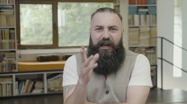 Bir genç iş adamı çıldırıyor ve kötü haber bulduktan sonra ofiste bir kriz geçiriyorsun, reaksiyon