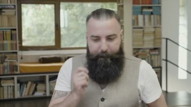 Yavaş yavaş komik dans ederek başarı kutluyor ofiste iş adamı