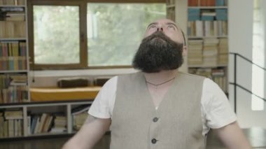 Mutlu olmak ve zafer başarı jestler yapma ofiste oturan bir genç iş adamı, reaksiyon