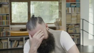 Ofiste birden fazla tepkiler geçmekte yakışıklı genç iş adamı