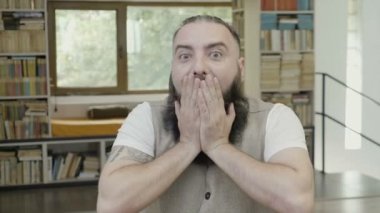 Bir şok tepki ve ağzını onun el çığlık kullanarak kapsayan genç adam