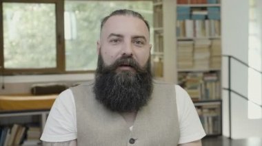Sakal varlık sürpriz genç adam ve şok bir komik omg tepki