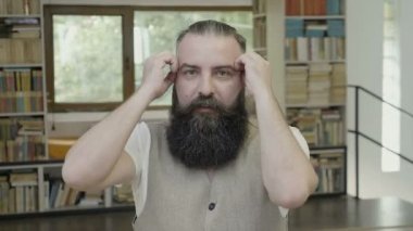 Ankastre seyir ve el hareketleri kendini ifade olmayan konformist bir genç adam, şişmiş reaksiyon miyim