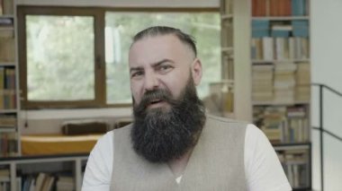 Bir güzel iş adamı merak bir tepki ve ne söyleyerek tepki