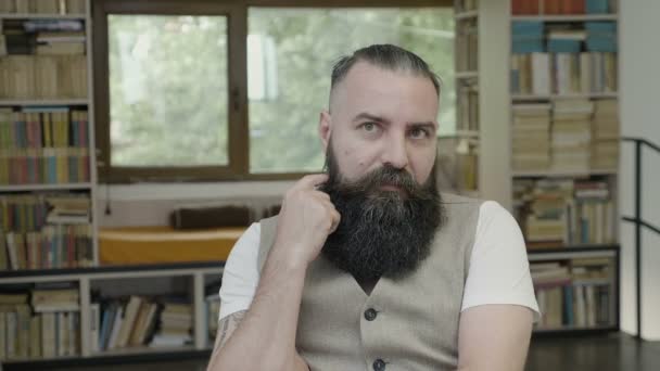 Querendo Saber Pensar Reação Jovem Homem Negócios Com Barba Fundo — Vídeo de Stock