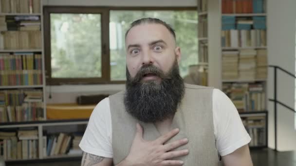 Überraschte Reaktion eines jungen Mannes, der wow sagt und die Hand auf seine Brust legt