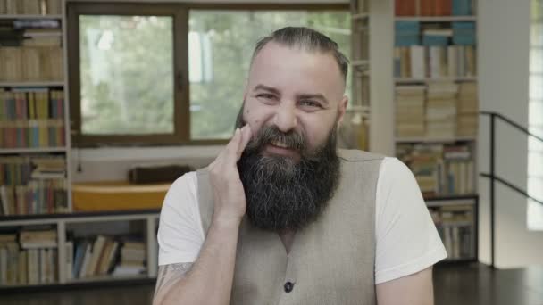Реакція Зубного Болю Молодого Ділового Чоловіка Бородою Страждає Від Болю — стокове відео