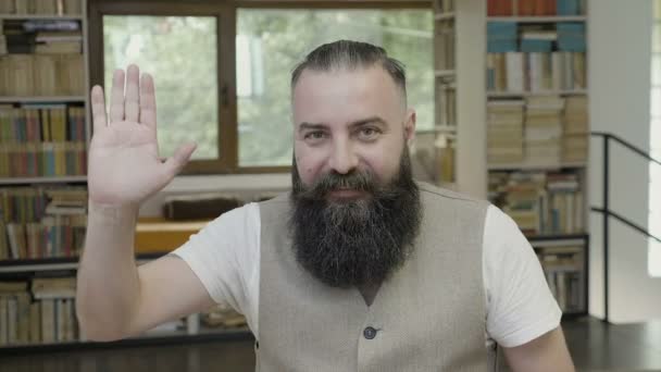 Reação Jovem Hipster Dizendo Olá Através Linguagem Corporal Acenando Com — Vídeo de Stock