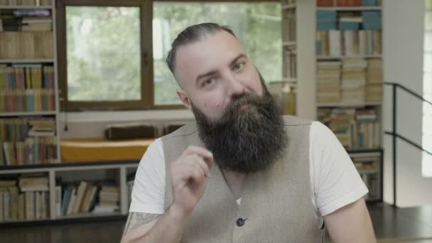 Reacción Hombre Negocios Con Barba Aceptando Aprobando Ideas Diciendo Asintiendo — Vídeo de stock