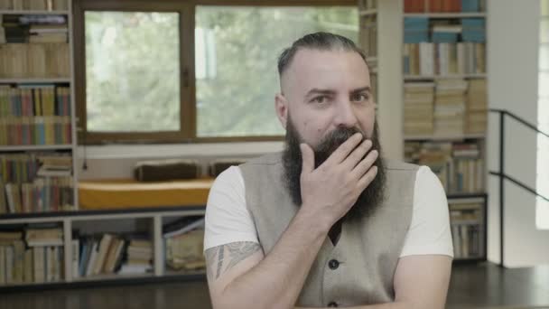 Reação Jovem Moderno Com Barba Pensando Ter Dúvidas Estar Desconfiado — Vídeo de Stock