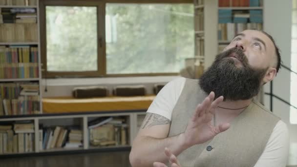 Reacción Joven Hombre Negocios Con Barba Sentado Solo Oficina Asustado — Vídeo de stock