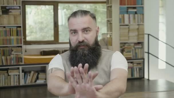 Reakce mladých cool vousatý muž říká přestat používat gesta rukou — Stock video